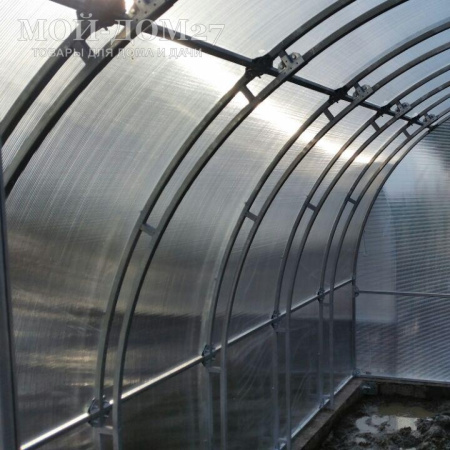 Теплица СверхПрочная Усиленная 4 метра с поликарбонатом | Мой-Дом27 | Каркас изготовлен из оцинкованной замкнутой трубы 20*20 мм.<br>
 Ширина - 3 метра. Высота - 2,1 метра. Длина 4 метра.<br>
 Выдерживаемая снеговая нагрузка - 300 кг/м2. Выдерживаемая ветровая нагрузка - до 22 м/с.<br>
 <b>Расстояние между дугами 0,65 метра.&nbsp;ДВОЙНАЯ ДУГА под дугой приварена еще одна дуга - толщина металла каждой дуги 1,2&nbsp;мм.</b>&nbsp;Ширина двери 0,96 метра.<br>